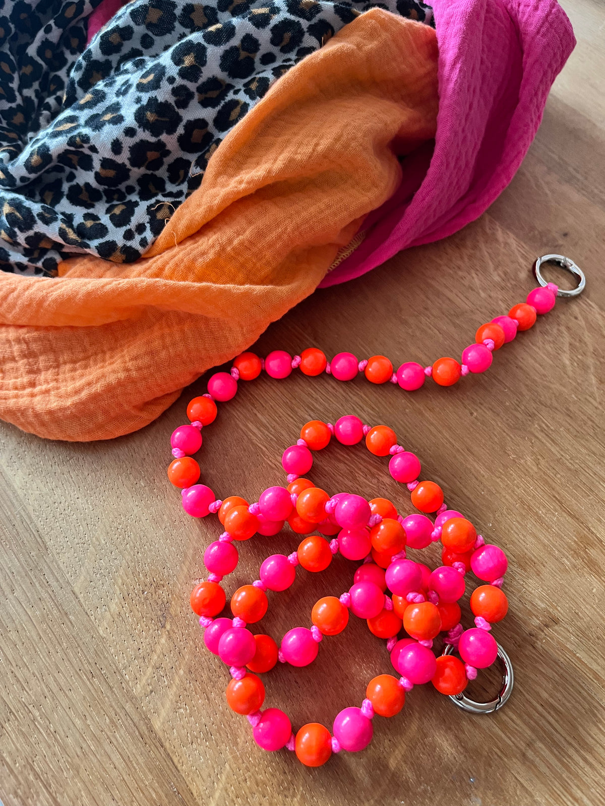 Handykette "Neon-Pink" - Frau Nina