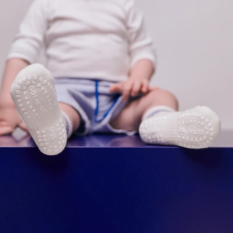 Rutschfeste Sportsocken Bio-Baumwolle weiß/blau - GoBabyGo