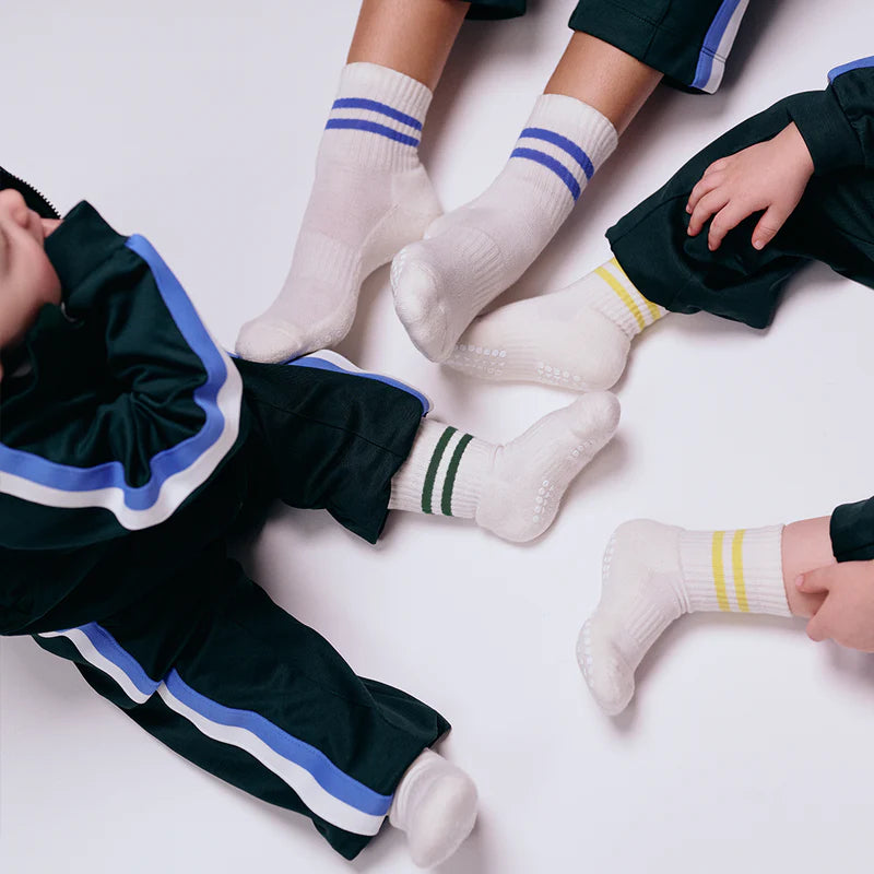 Rutschfeste Sportsocken Bio-Baumwolle weiß/grün - GoBabyGo