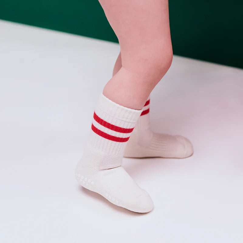 Rutschfeste Sportsocken Bio-Baumwolle weiß/rot - GoBabyGo