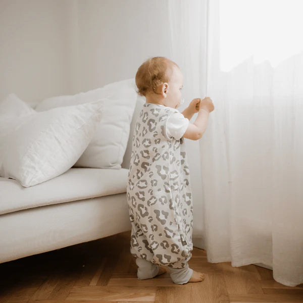 Schlafsack mit Beinen 1,0 TOG - Leo grau versch. Längen - emma & noah