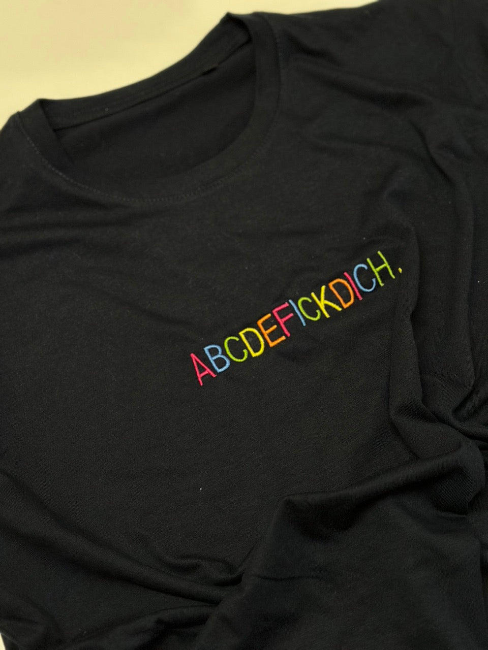 T-Shirt "ABCDEF**KDICH" für Erwachsene - One Sweater