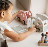 Spielzeugauto mit Wohnwagen - Mehrfarbig - Essentials - Little Dutch
