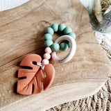 Beißring Blatt cognac/nude/sage - Rammelaartje